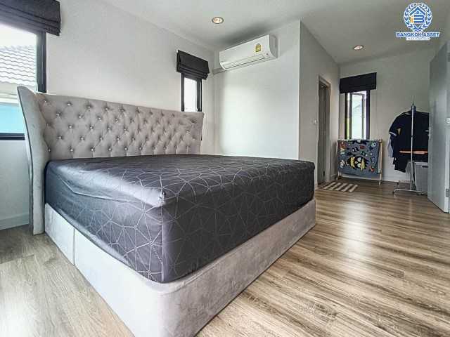 *****บ้านเดี่ยวมือสองย่านนนทบุรี ม.เพฟ ปิ่นเกล้า-ศาลายา เนื้อที่กว้างขวางมากถึง 54.40 ตร.ว. ฟังก์ชัน 3 ห้องนอน 3 ห้องน้ำ ที่จอดรถ 2 คัน บ้านสวยสไตล์โมเดิร์น มีพื้นที่รอบ ๆ บ้าน โครงการตั้งบนทำเลแห่งการเดินทาง เชื่อมต่อถนนกาญจนาภิเษก ใกล้รถไฟฟ้าสายสีแดงอ่อน "สถานีศาลายา" จองเลย!